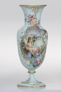 Váza z mléčného skla z původní sbírky muzea, malovaná emaily a zlatem, malíř Josef Pohl, cca 1905